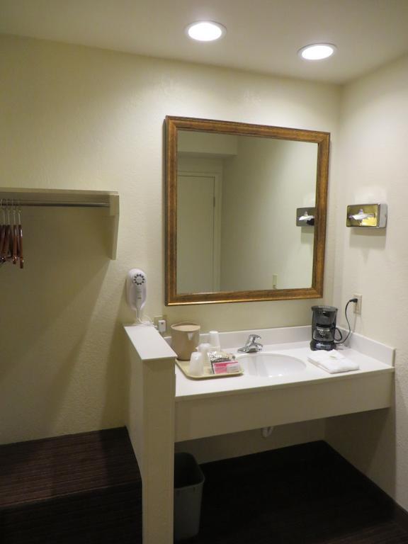 Anaheim Desert Inn & Suites Room photo