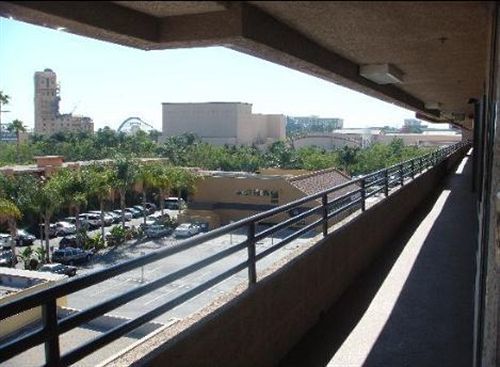 Anaheim Desert Inn & Suites Exterior photo